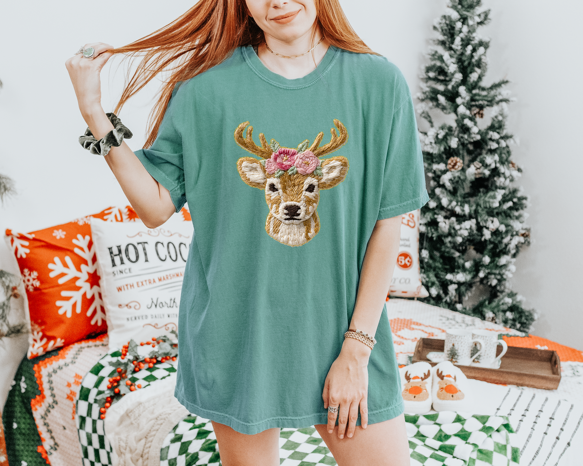 Vintage Reindeer Embroidery Art Soft Cottagecore Mens T-shirt Kelly Green