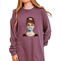 Audrey Hepburn Chewing Bubble Gum American Icon Vintage Soft Long-Sleeve T-shirt Berry
