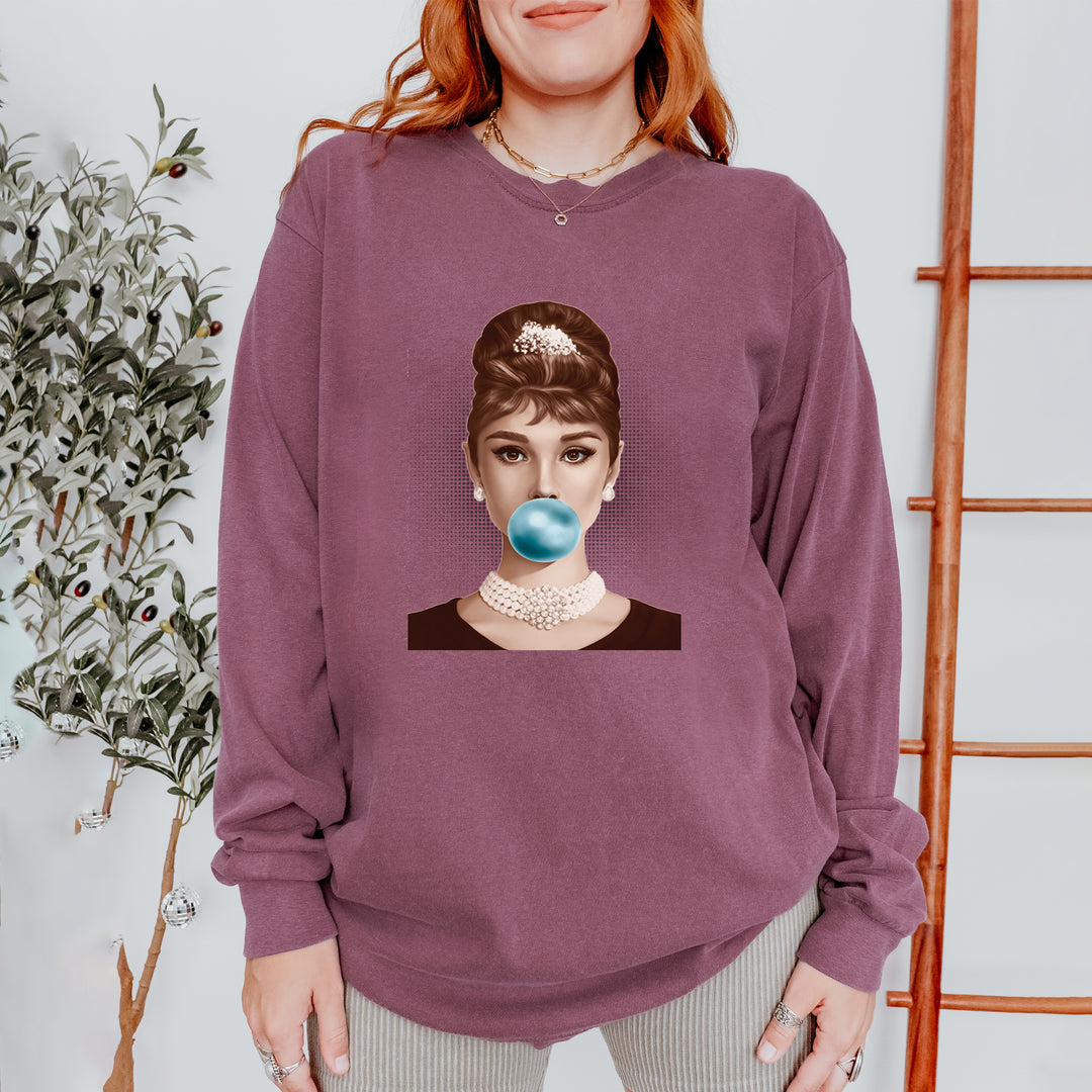 Audrey Hepburn Chewing Bubble Gum American Icon Vintage Soft Long-Sleeve T-shirt 
