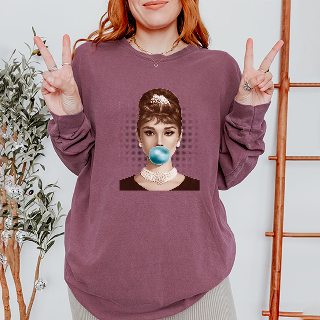 Audrey Hepburn Chewing Bubble Gum American Icon Vintage Soft Long-Sleeve T-shirt 
