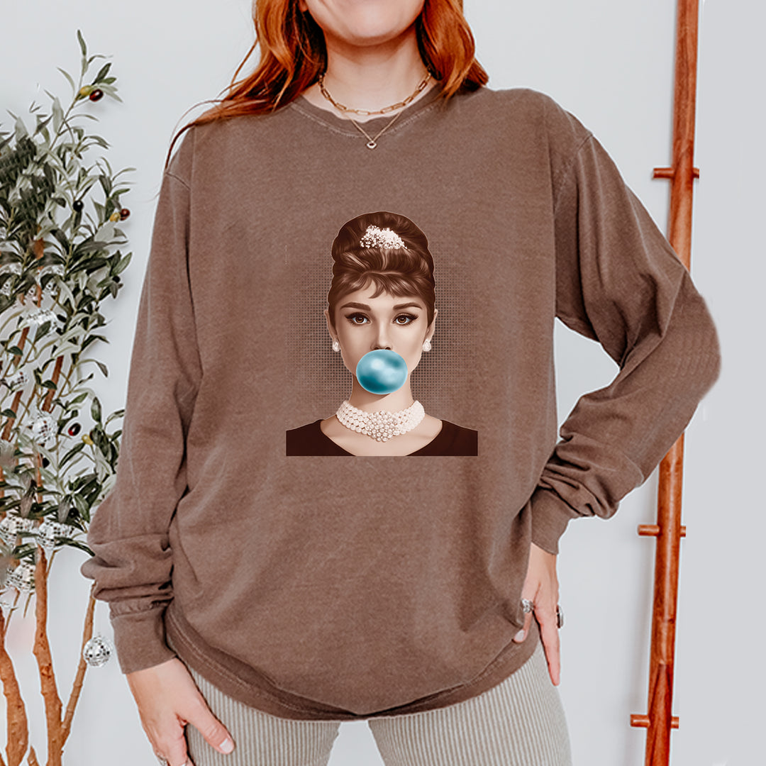 Audrey Hepburn Chewing Bubble Gum American Icon Vintage Soft Long-Sleeve T-shirt 