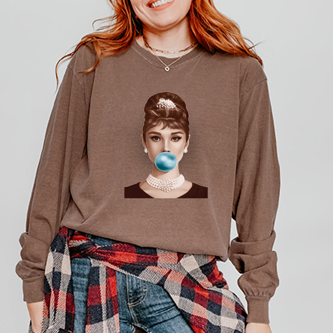 Audrey Hepburn Chewing Bubble Gum American Icon Vintage Soft Long-Sleeve T-shirt 