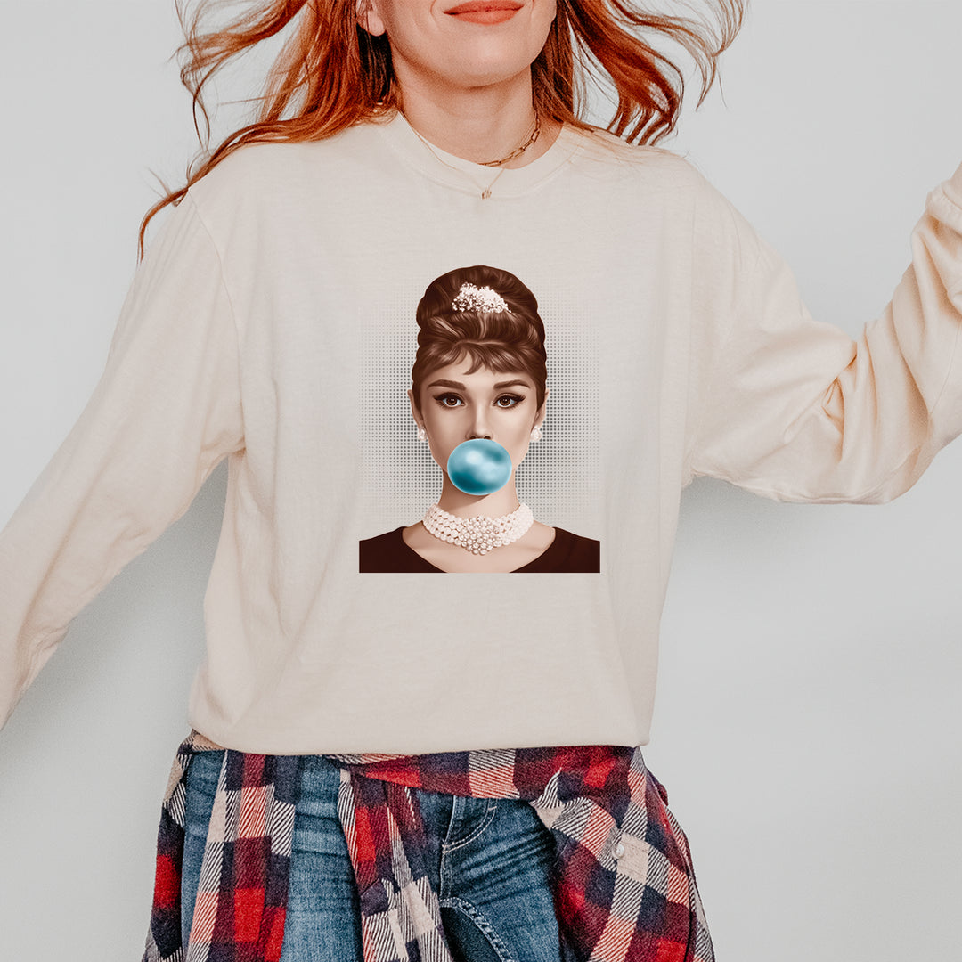 Audrey Hepburn Chewing Bubble Gum American Icon Vintage Soft Long-Sleeve T-shirt 
