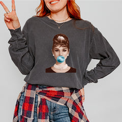 Audrey Hepburn Chewing Bubble Gum American Icon Vintage Soft Long-Sleeve T-shirt 