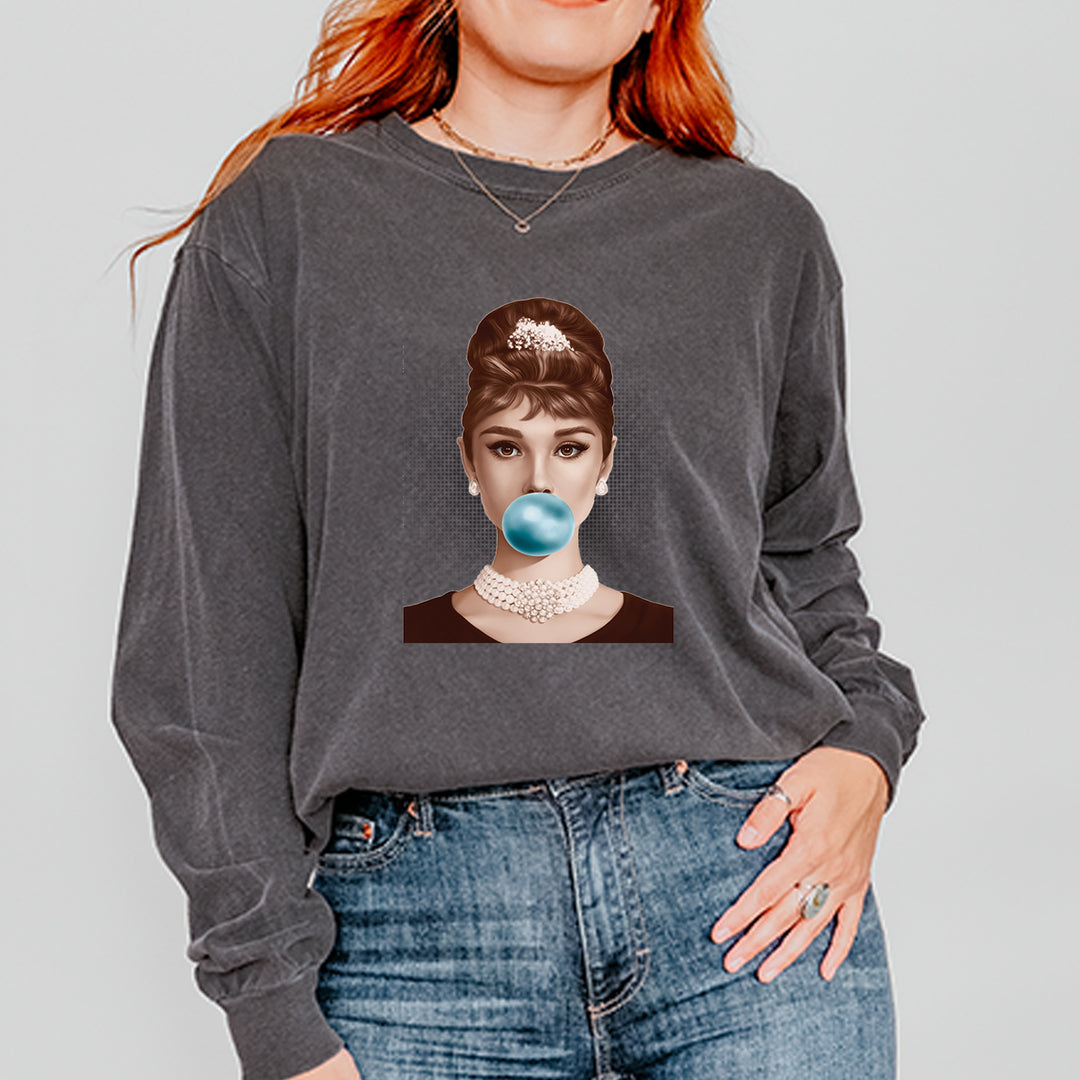 Audrey Hepburn Chewing Bubble Gum American Icon Vintage Soft Long-Sleeve T-shirt 