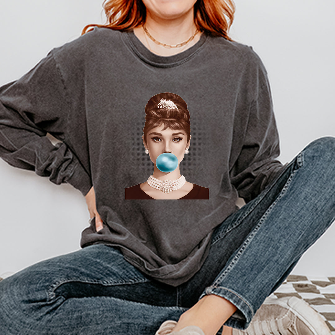 Audrey Hepburn Chewing Bubble Gum American Icon Vintage Soft Long-Sleeve T-shirt 