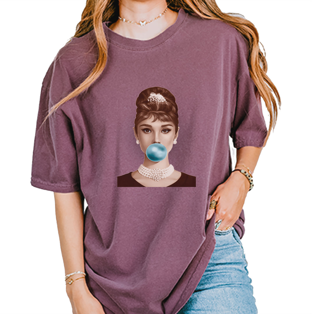Audrey Hepburn Chewing Bubble Gum American Icon Vintage Soft Unisex T-shirt Berry