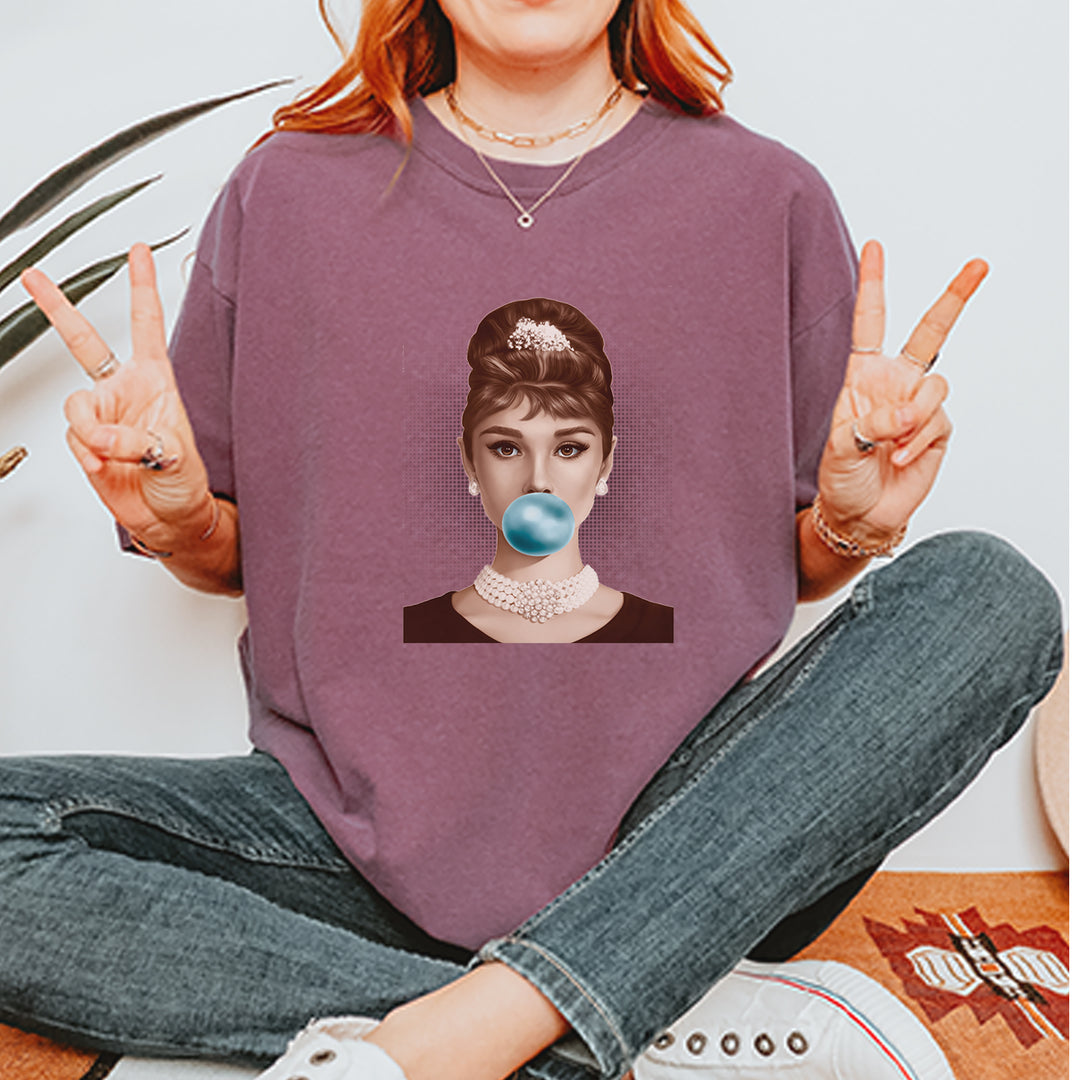 Audrey Hepburn Chewing Bubble Gum American Icon Vintage Soft Unisex T-shirt 