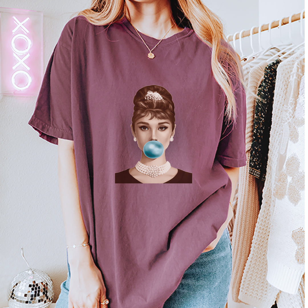 Audrey Hepburn Chewing Bubble Gum American Icon Vintage Soft Unisex T-shirt 