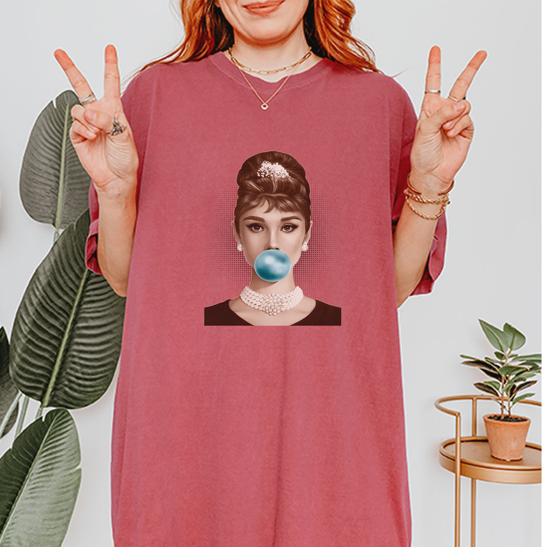 Audrey Hepburn Chewing Bubble Gum American Icon Vintage Soft Unisex T-shirt 
