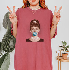 Audrey Hepburn Chewing Bubble Gum American Icon Vintage Soft Unisex T-shirt 