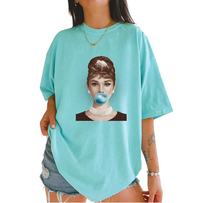 Audrey Hepburn Chewing Bubble Gum American Icon Vintage Soft Unisex T-shirt
