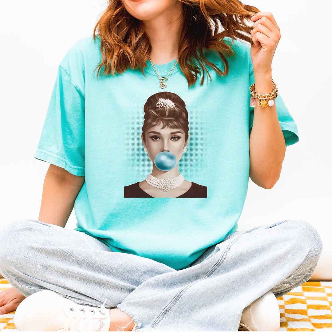Audrey Hepburn Chewing Bubble Gum American Icon Vintage Soft Unisex T-shirt 