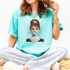 Audrey Hepburn Chewing Bubble Gum American Icon Vintage Soft Unisex T-shirt 
