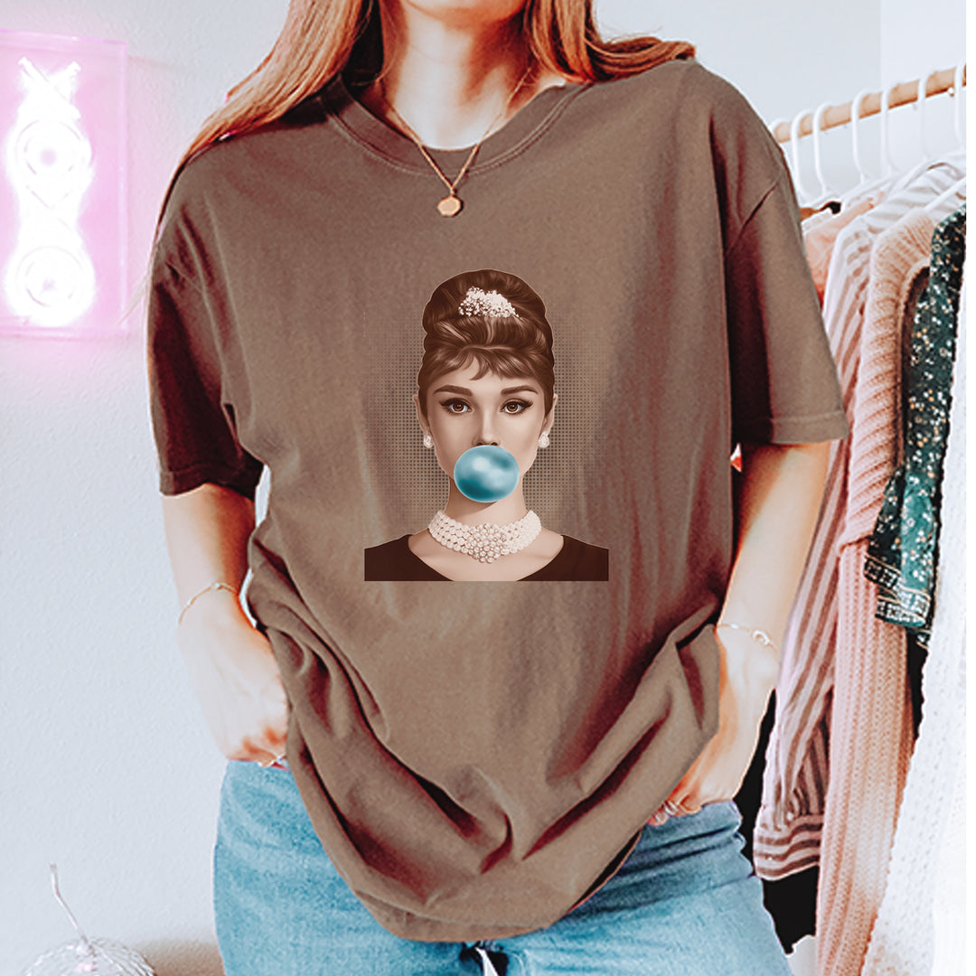 Audrey Hepburn Chewing Bubble Gum American Icon Vintage Soft Unisex T-shirt 