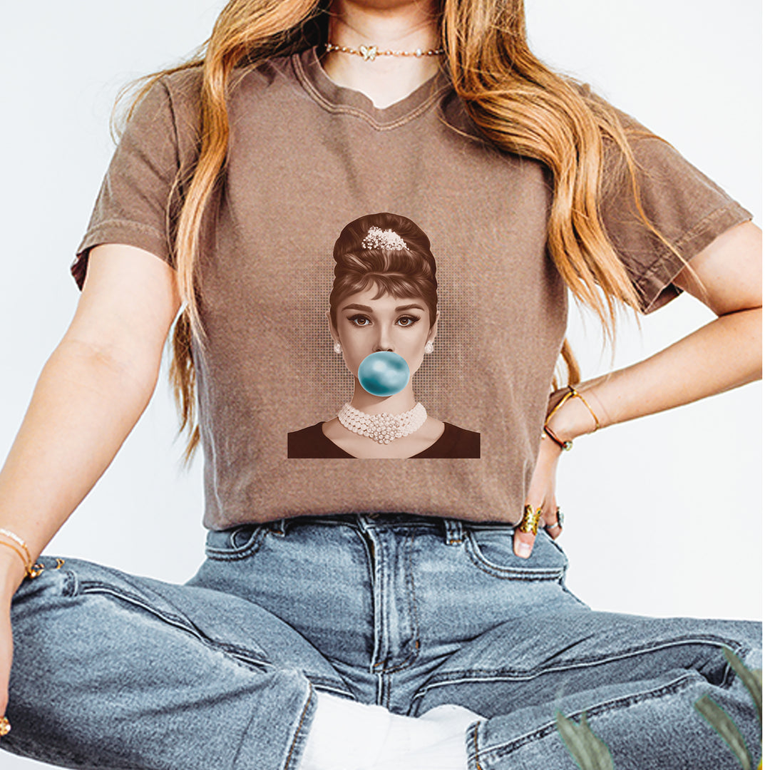 Audrey Hepburn Chewing Bubble Gum American Icon Vintage Soft Unisex T-shirt 