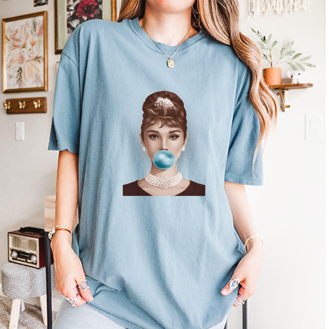 Audrey Hepburn Chewing Bubble Gum American Icon Vintage Soft Unisex T-shirt 