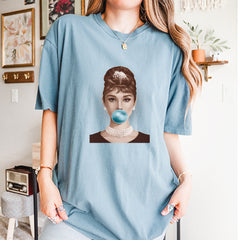 Audrey Hepburn Chewing Bubble Gum American Icon Vintage Soft Unisex T-shirt 