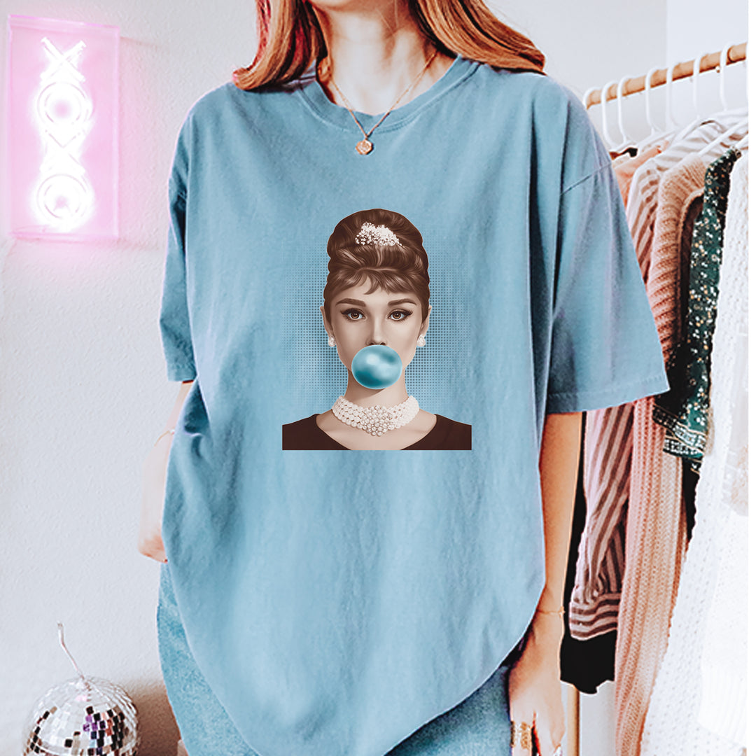 Audrey Hepburn Chewing Bubble Gum American Icon Vintage Soft Unisex T-shirt 