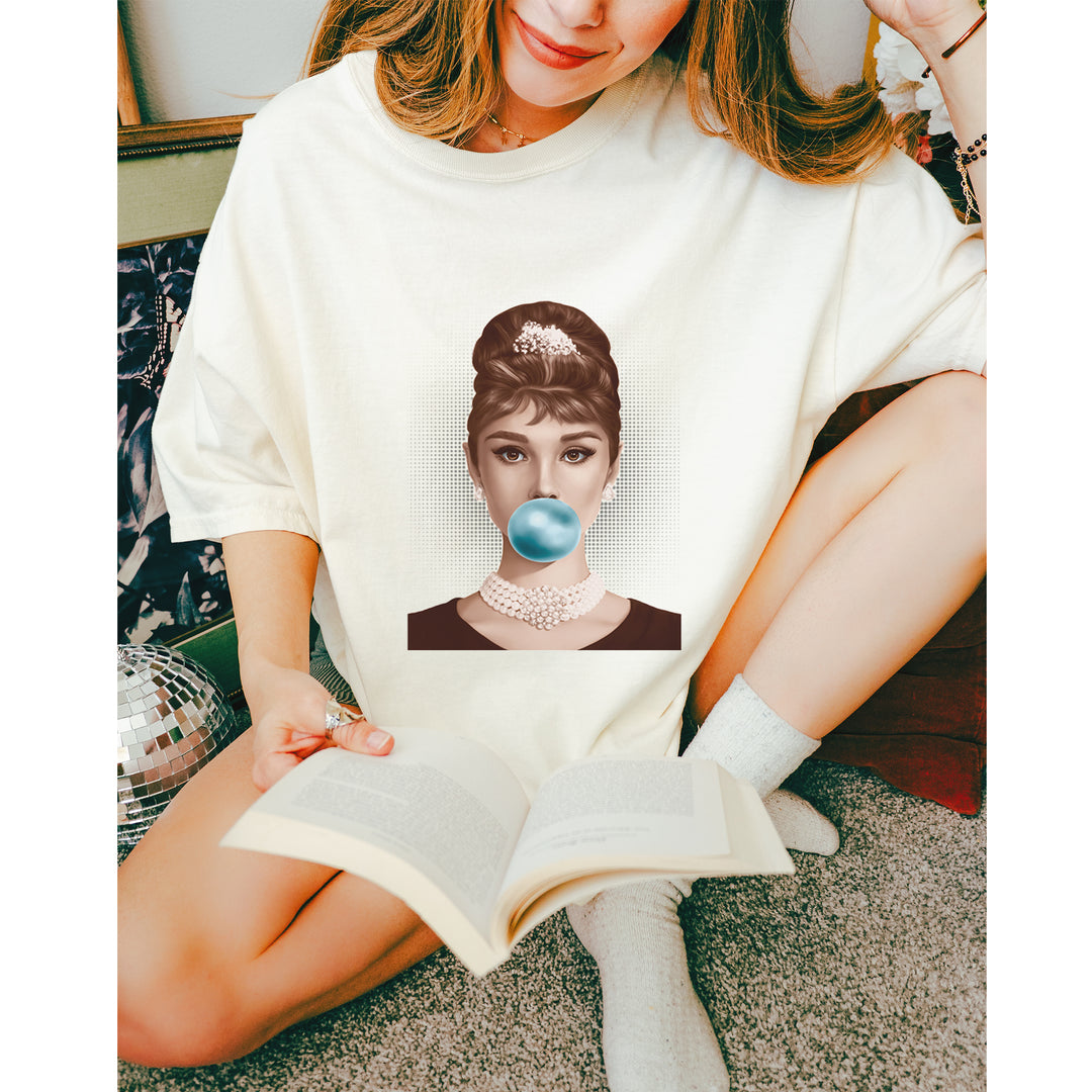 Audrey Hepburn Chewing Bubble Gum American Icon Vintage Soft Unisex T-shirt 