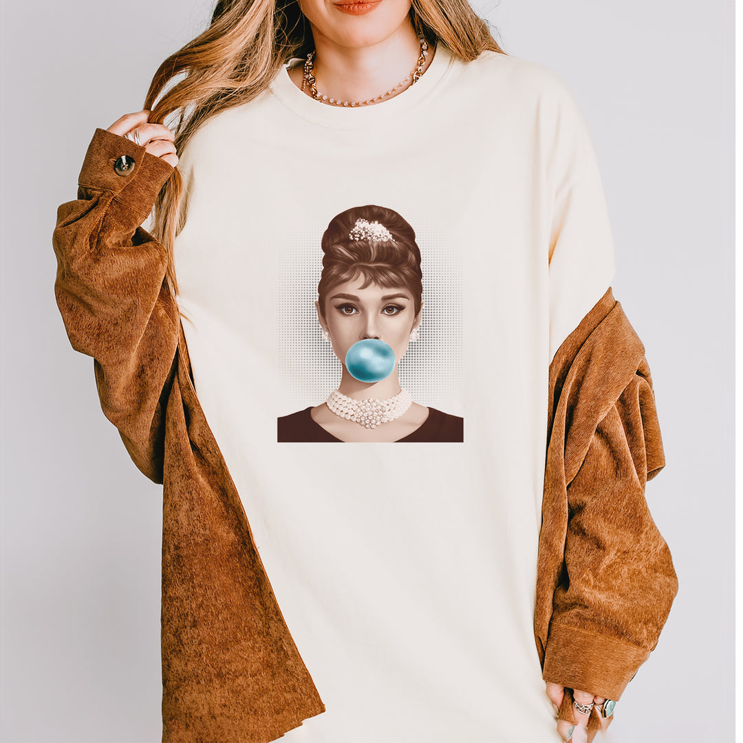 Audrey Hepburn Chewing Bubble Gum American Icon Vintage Soft Unisex T-shirt 