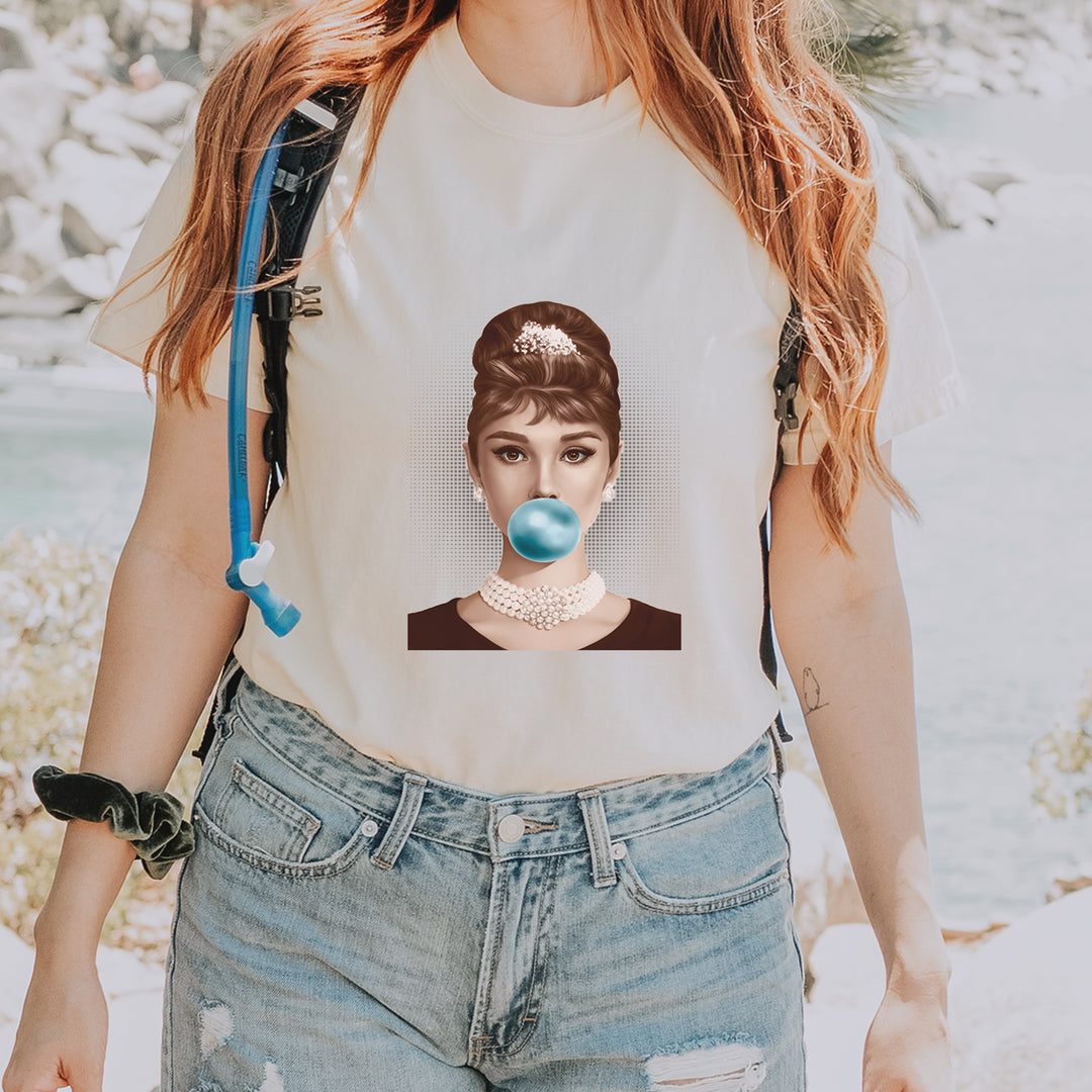 Audrey Hepburn Chewing Bubble Gum American Icon Vintage Soft Unisex T-shirt 