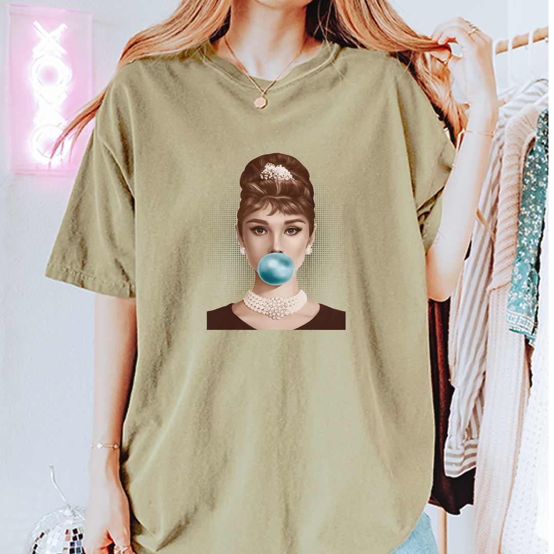 Audrey Hepburn Chewing Bubble Gum American Icon Vintage Soft Unisex T-shirt 