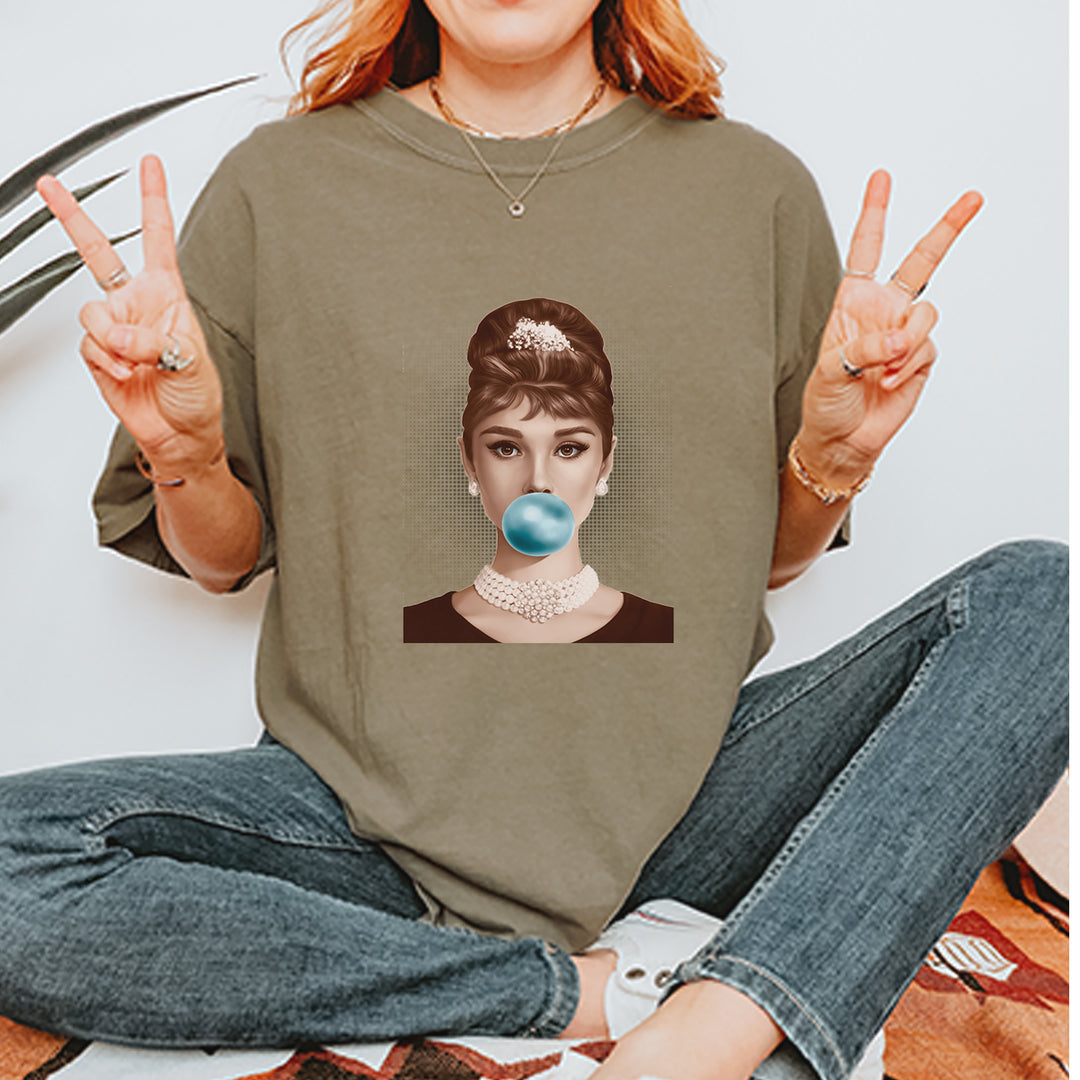 Audrey Hepburn Chewing Bubble Gum American Icon Vintage Soft Unisex T-shirt 