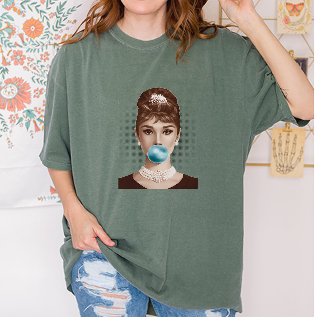 Audrey Hepburn Chewing Bubble Gum American Icon Vintage Soft Unisex T-shirt 