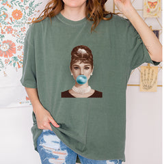 Audrey Hepburn Chewing Bubble Gum American Icon Vintage Soft Unisex T-shirt 