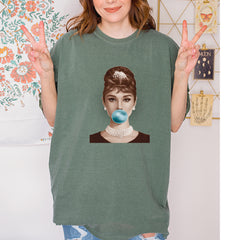 Audrey Hepburn Chewing Bubble Gum American Icon Vintage Soft Unisex T-shirt 
