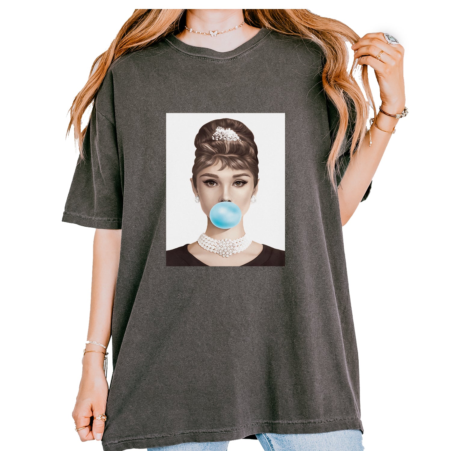 Audrey Hepburn Chewing Bubble Gum American Icon Vintage Soft Unisex T-shirt Pepper