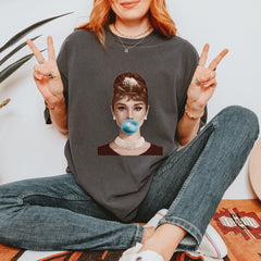 Audrey Hepburn Chewing Bubble Gum American Icon Vintage Soft Unisex T-shirt 