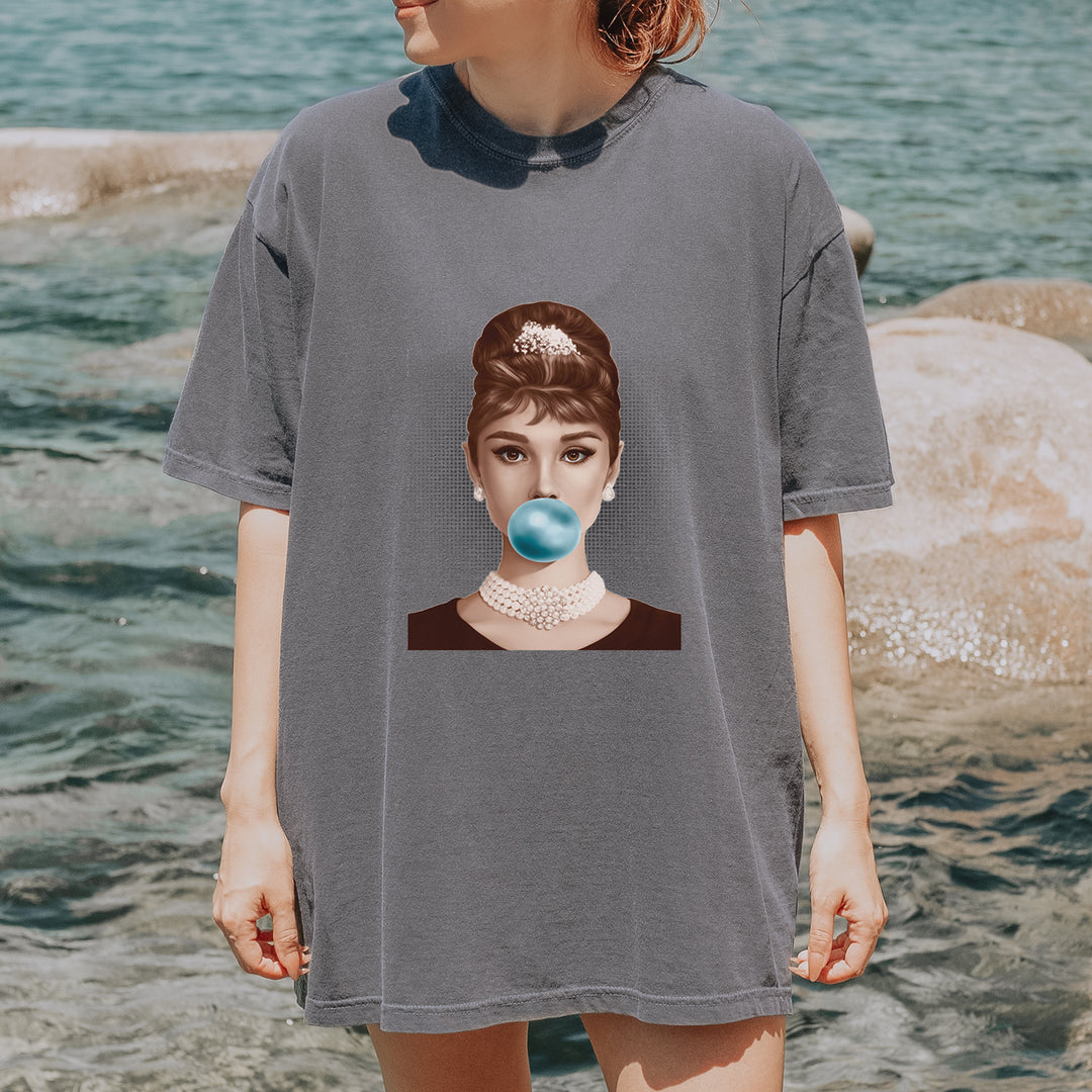 Audrey Hepburn Chewing Bubble Gum American Icon Vintage Soft Unisex T-shirt 