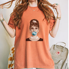 Audrey Hepburn Chewing Bubble Gum American Icon Vintage Soft Unisex T-shirt 