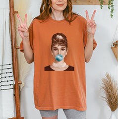 Audrey Hepburn Chewing Bubble Gum American Icon Vintage Soft Unisex T-shirt 