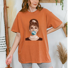 Audrey Hepburn Chewing Bubble Gum American Icon Vintage Soft Unisex T-shirt 